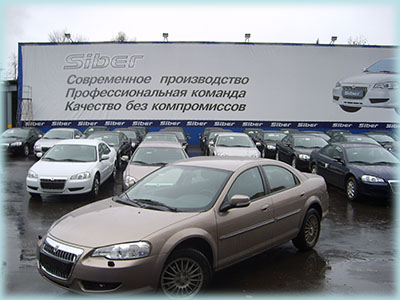 Стоянка автомобилей Volga Siber рядом с производственным цехом